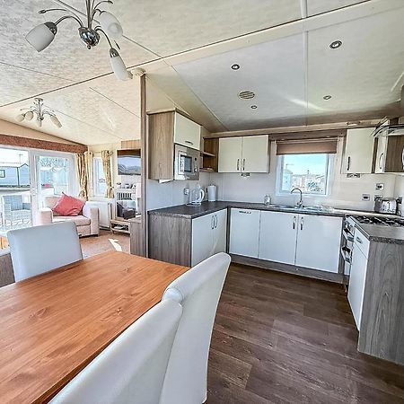 Beautiful Caravan With Decking Wifi At St Osyth Beach Holiday Park Ref 28077Dw Clacton-on-Sea Extérieur photo