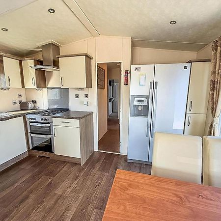 Beautiful Caravan With Decking Wifi At St Osyth Beach Holiday Park Ref 28077Dw Clacton-on-Sea Extérieur photo