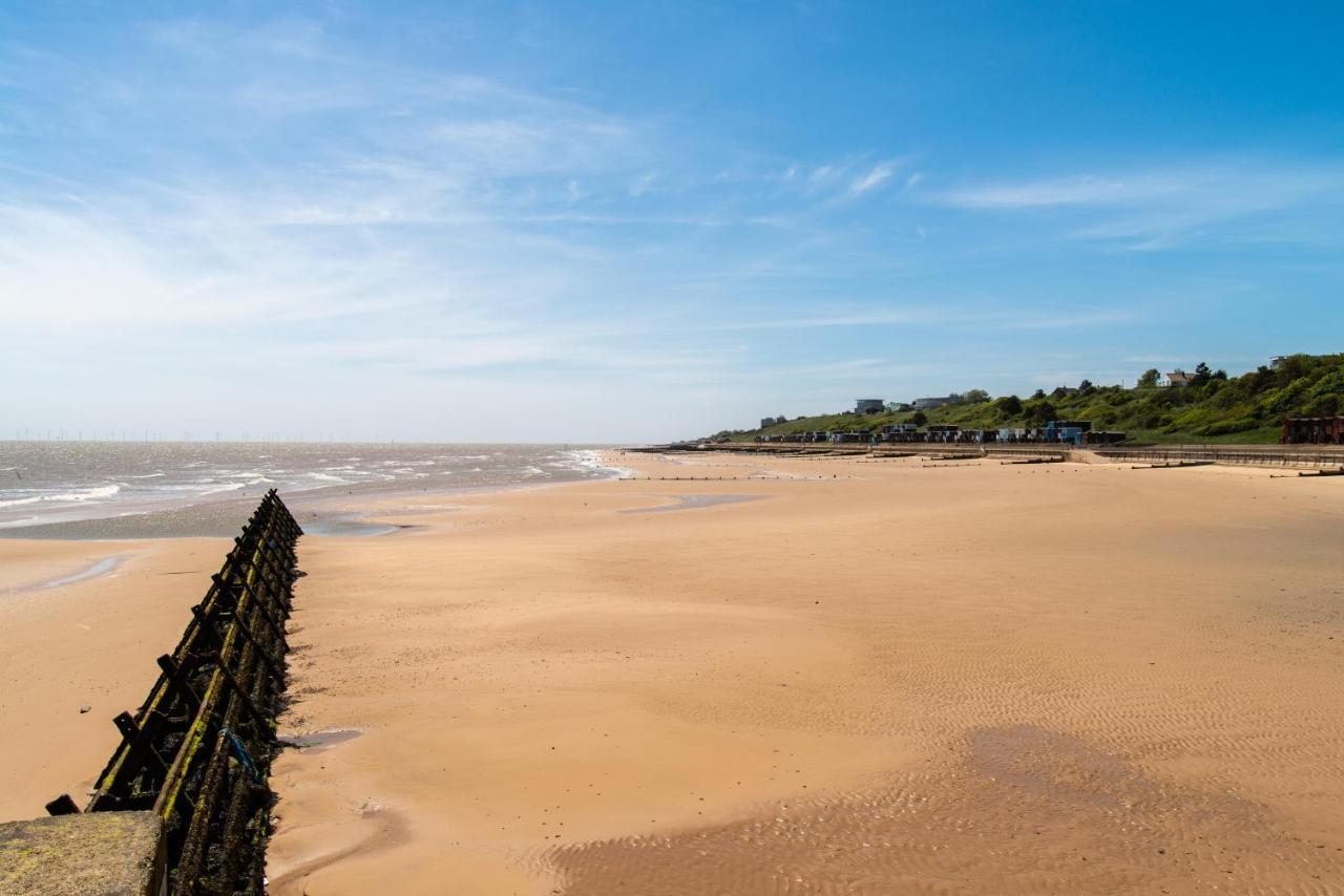 Beautiful Caravan With Decking Wifi At St Osyth Beach Holiday Park Ref 28077Dw Clacton-on-Sea Extérieur photo
