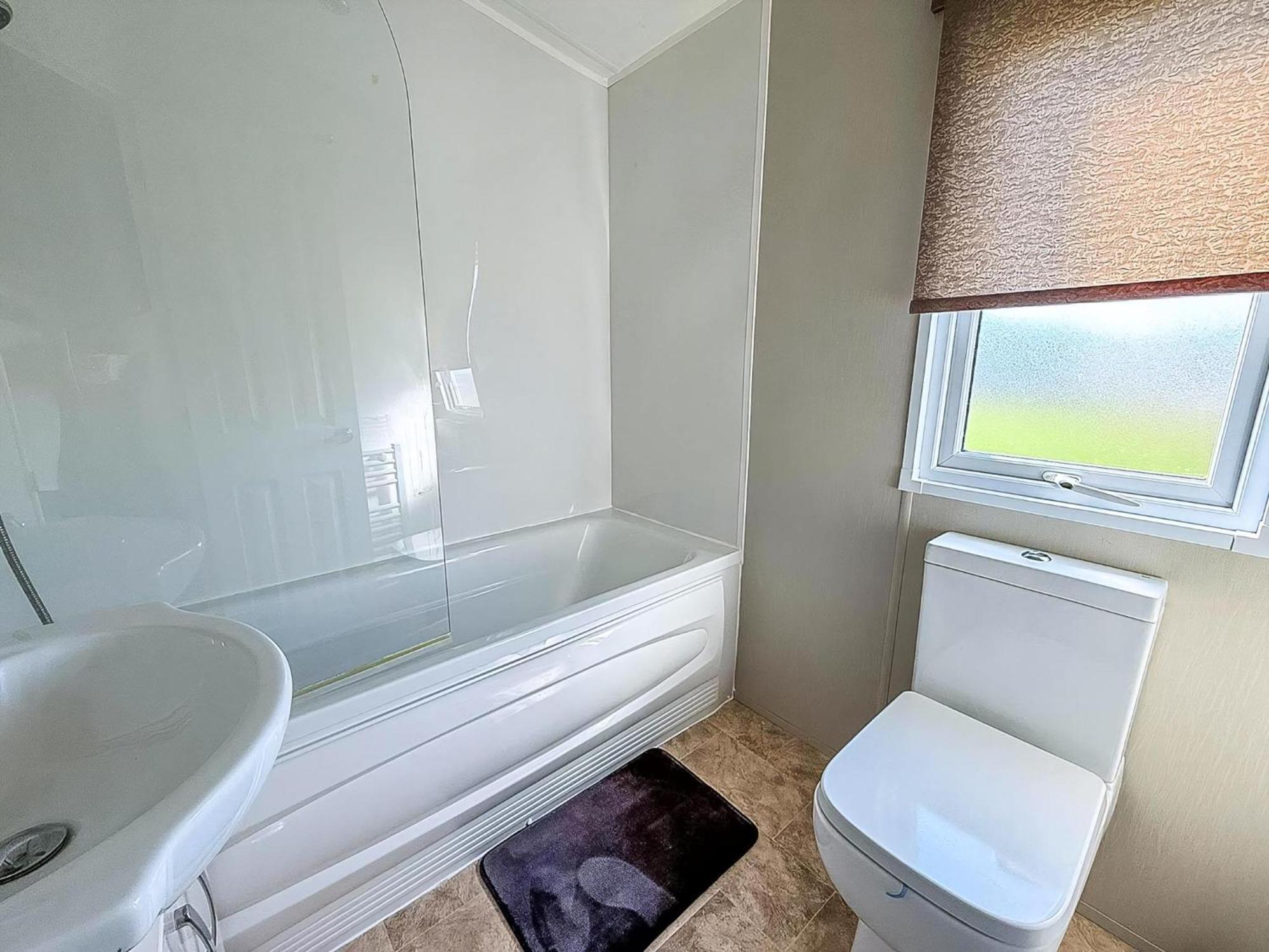 Beautiful Caravan With Decking Wifi At St Osyth Beach Holiday Park Ref 28077Dw Clacton-on-Sea Extérieur photo