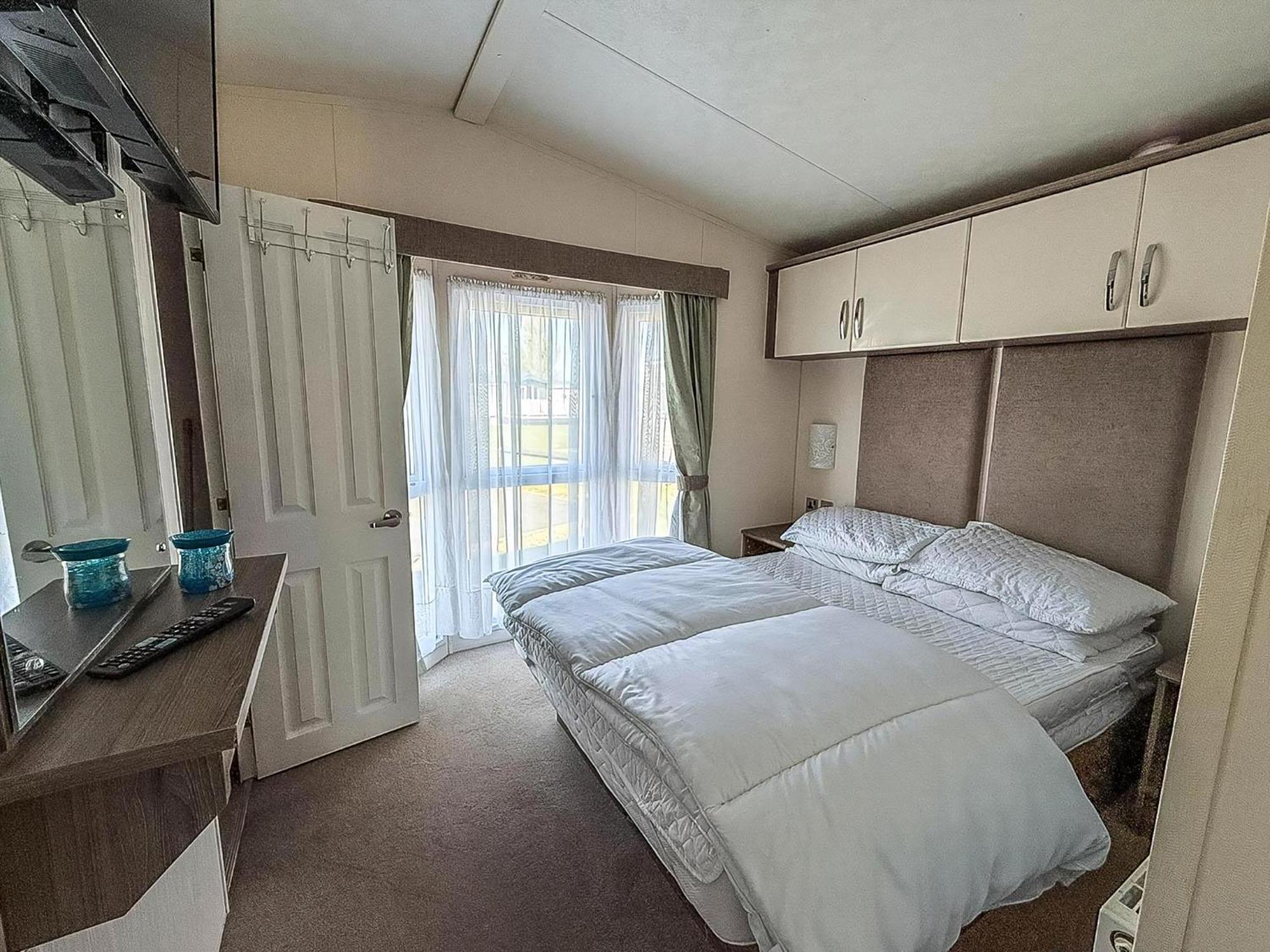 Beautiful Caravan With Decking Wifi At St Osyth Beach Holiday Park Ref 28077Dw Clacton-on-Sea Extérieur photo