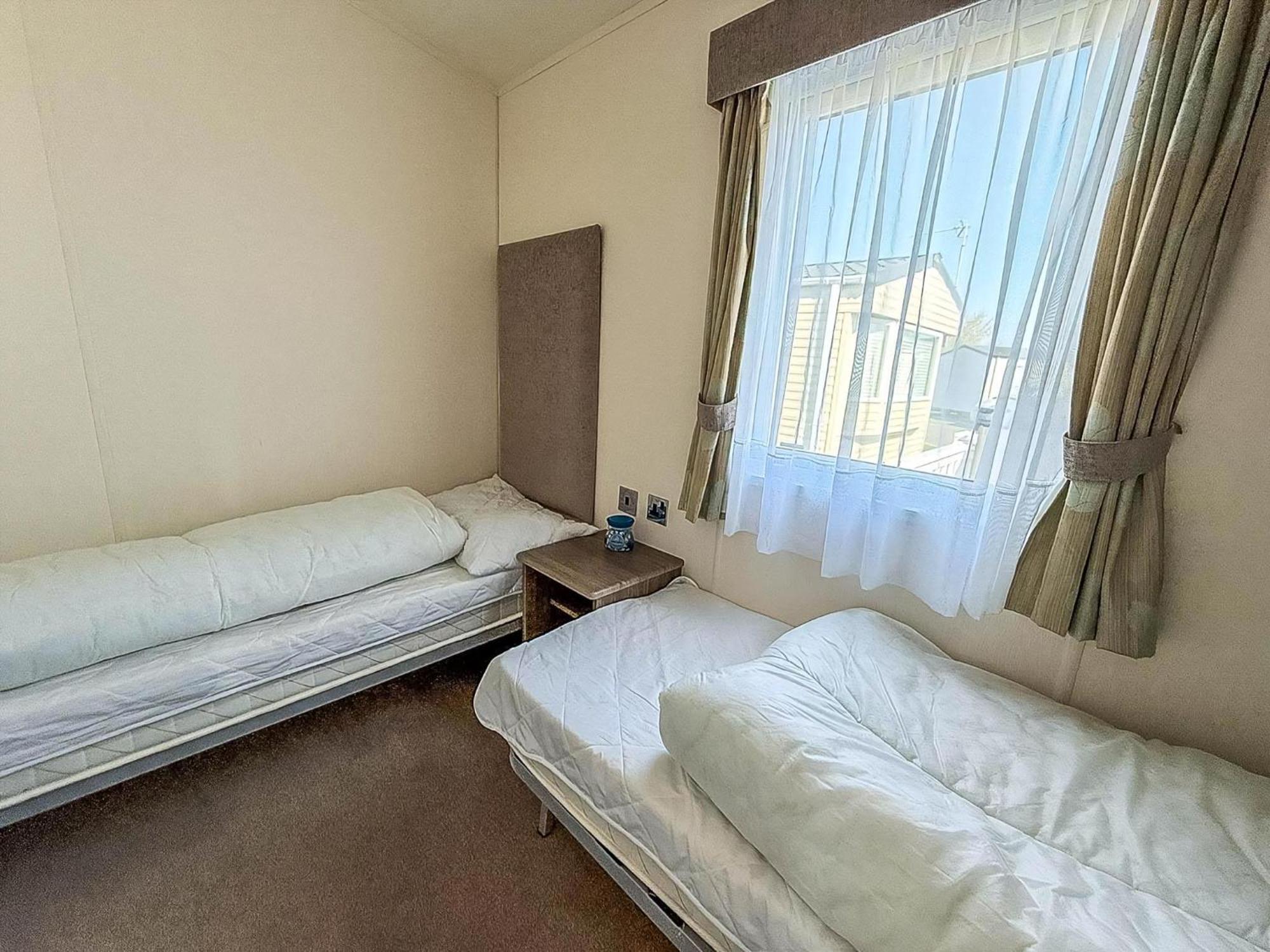 Beautiful Caravan With Decking Wifi At St Osyth Beach Holiday Park Ref 28077Dw Clacton-on-Sea Extérieur photo