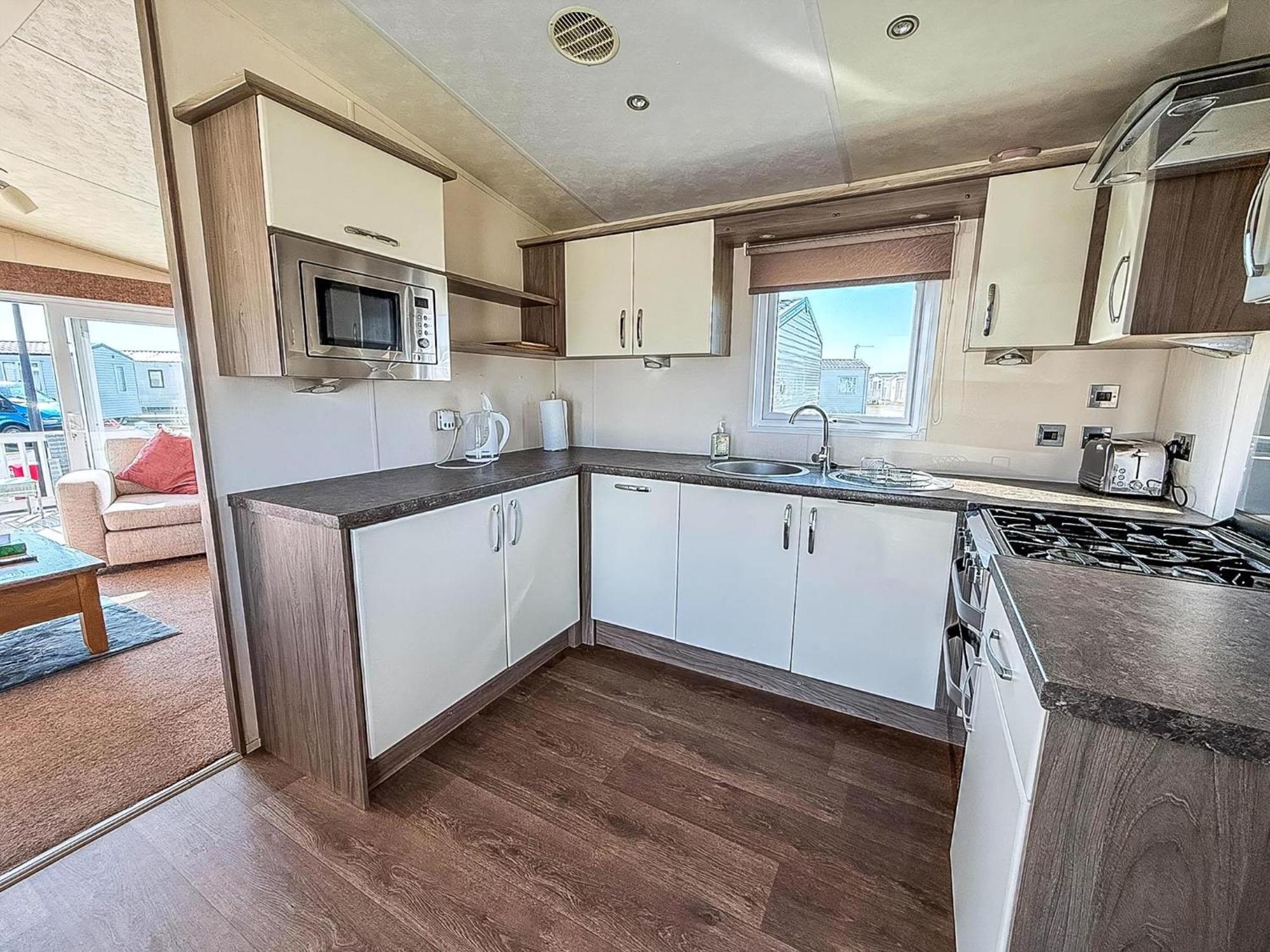 Beautiful Caravan With Decking Wifi At St Osyth Beach Holiday Park Ref 28077Dw Clacton-on-Sea Extérieur photo