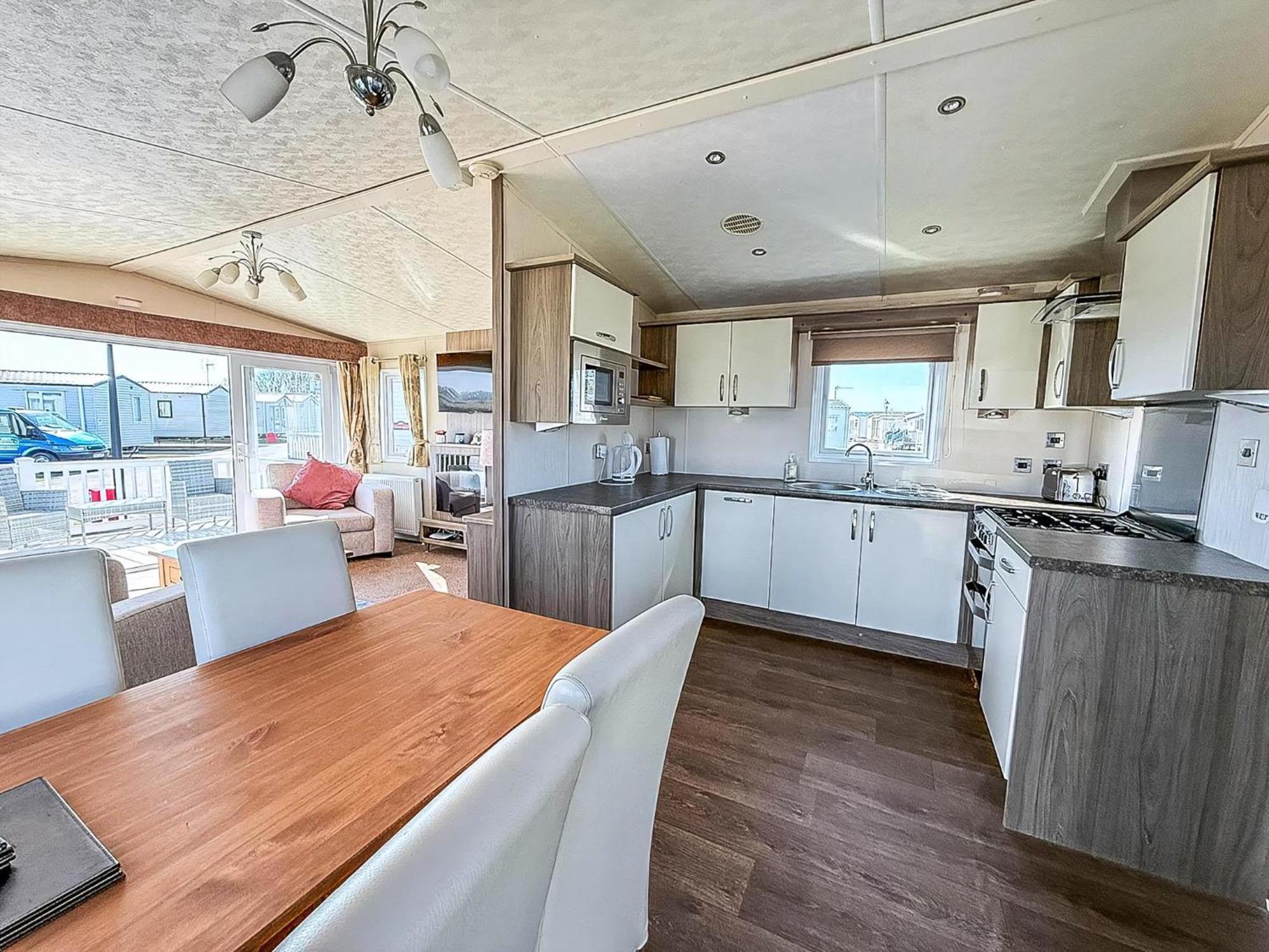Beautiful Caravan With Decking Wifi At St Osyth Beach Holiday Park Ref 28077Dw Clacton-on-Sea Extérieur photo
