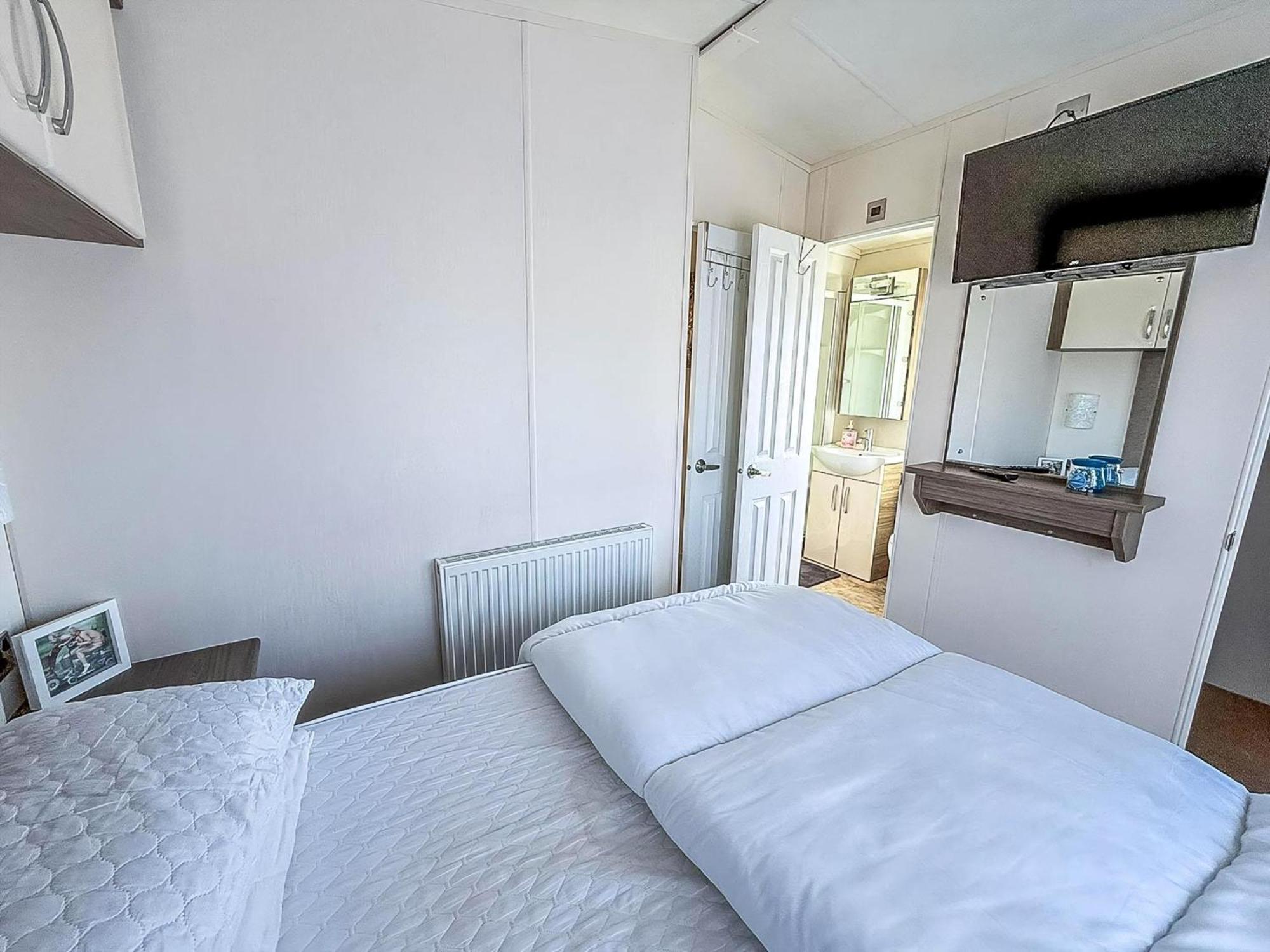 Beautiful Caravan With Decking Wifi At St Osyth Beach Holiday Park Ref 28077Dw Clacton-on-Sea Extérieur photo