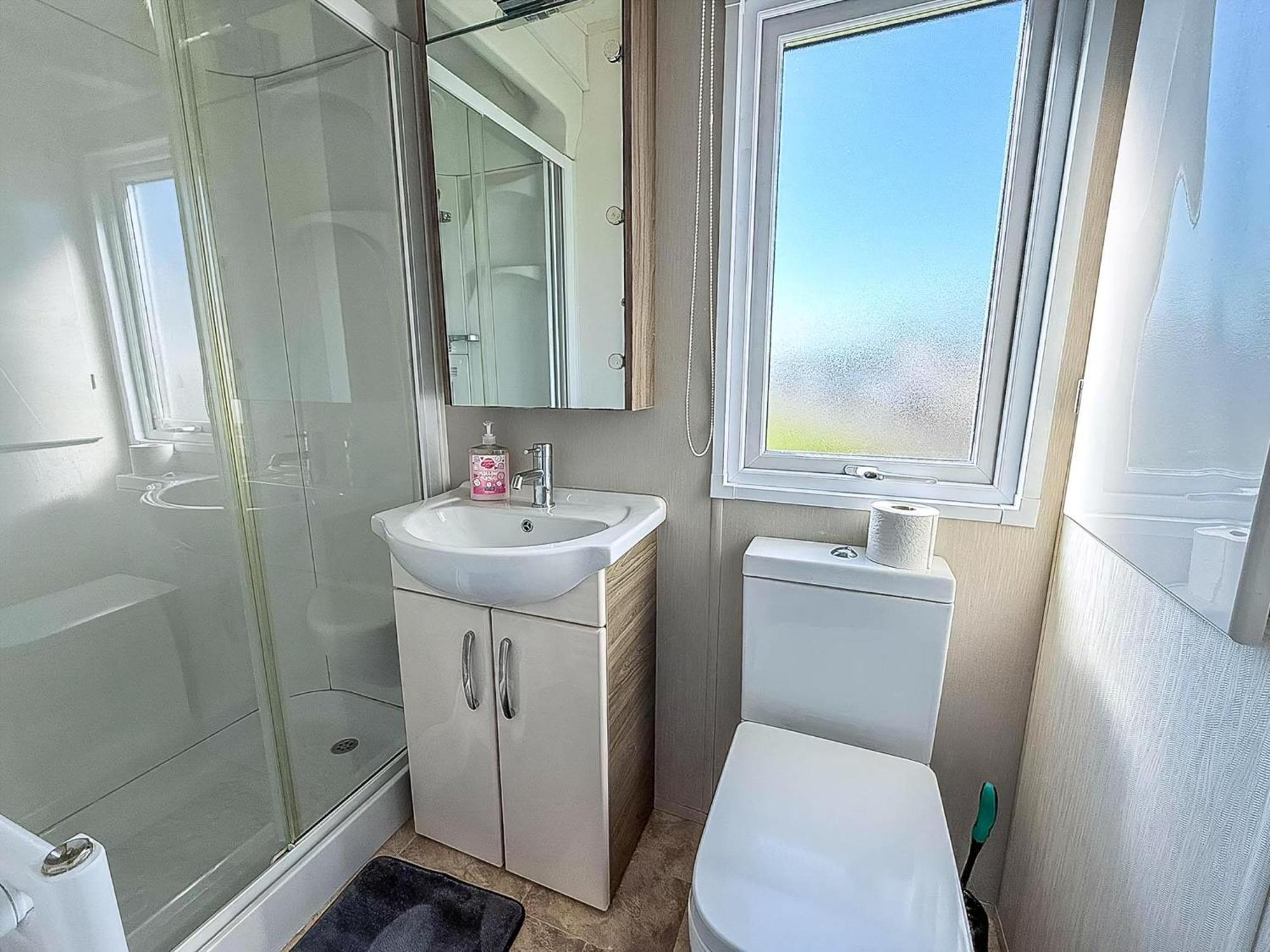 Beautiful Caravan With Decking Wifi At St Osyth Beach Holiday Park Ref 28077Dw Clacton-on-Sea Extérieur photo