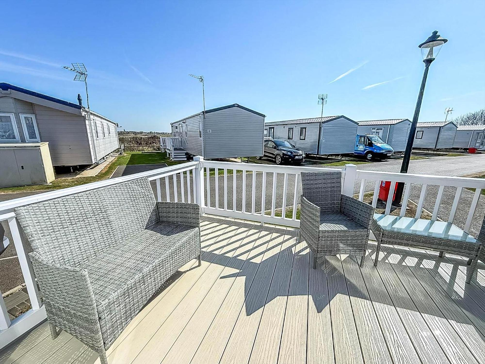 Beautiful Caravan With Decking Wifi At St Osyth Beach Holiday Park Ref 28077Dw Clacton-on-Sea Extérieur photo