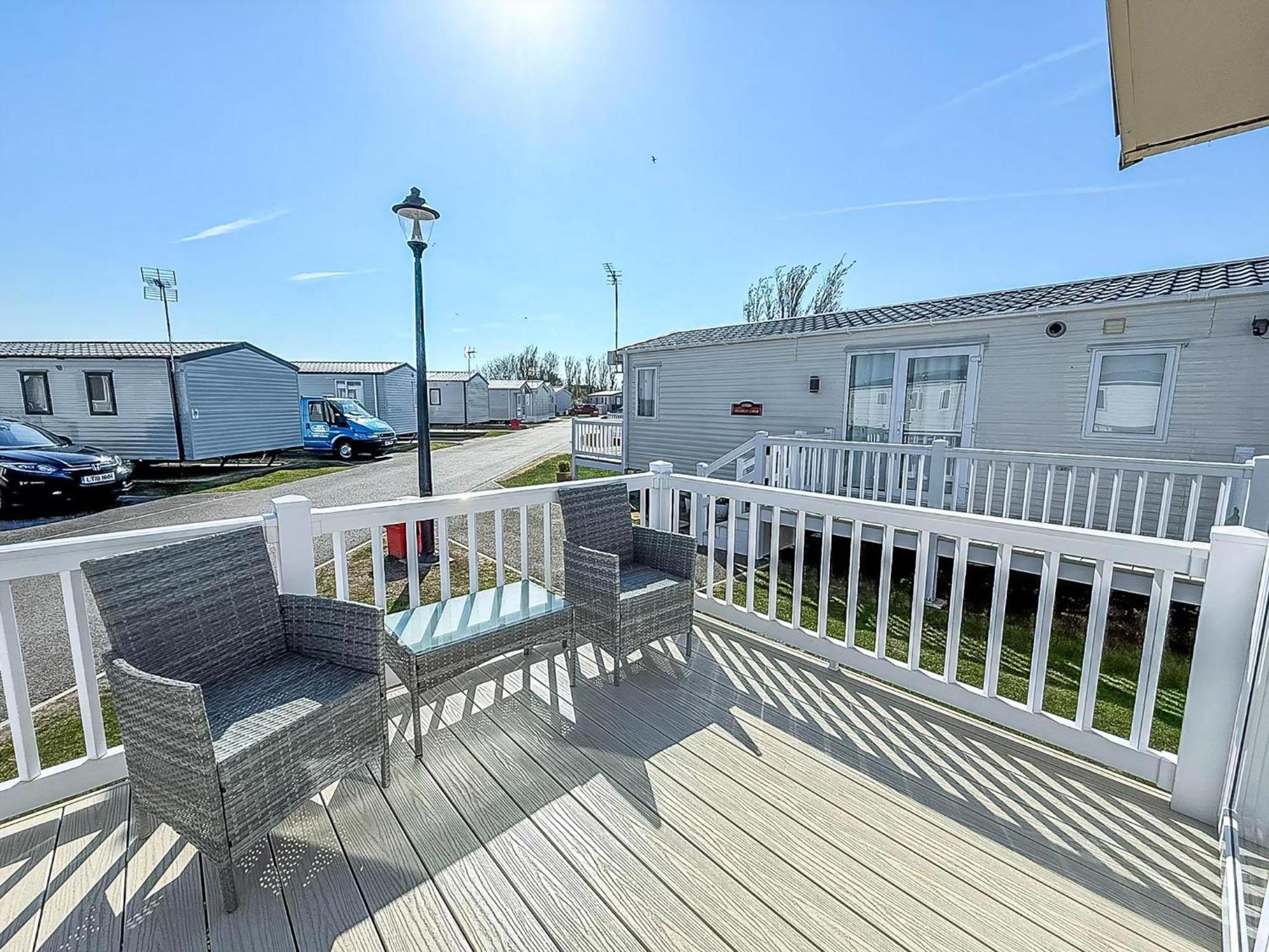 Beautiful Caravan With Decking Wifi At St Osyth Beach Holiday Park Ref 28077Dw Clacton-on-Sea Extérieur photo