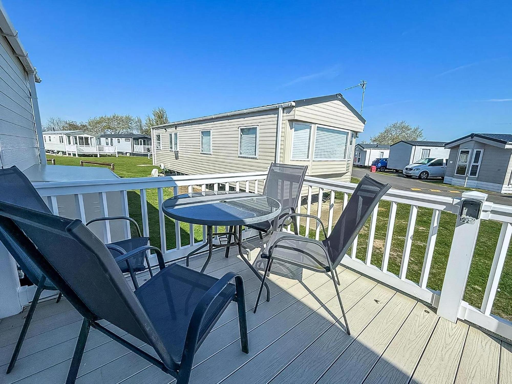 Beautiful Caravan With Decking Wifi At St Osyth Beach Holiday Park Ref 28077Dw Clacton-on-Sea Extérieur photo