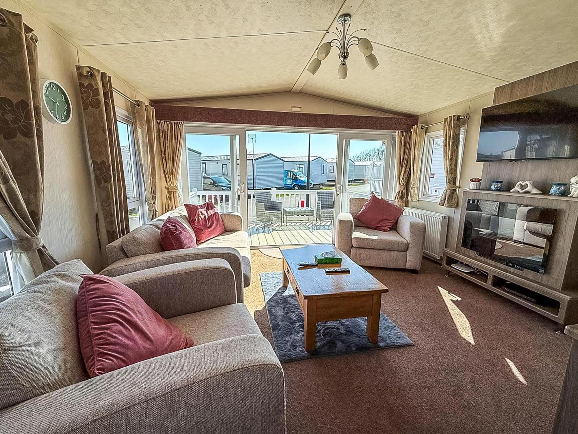 Beautiful Caravan With Decking Wifi At St Osyth Beach Holiday Park Ref 28077Dw Clacton-on-Sea Extérieur photo