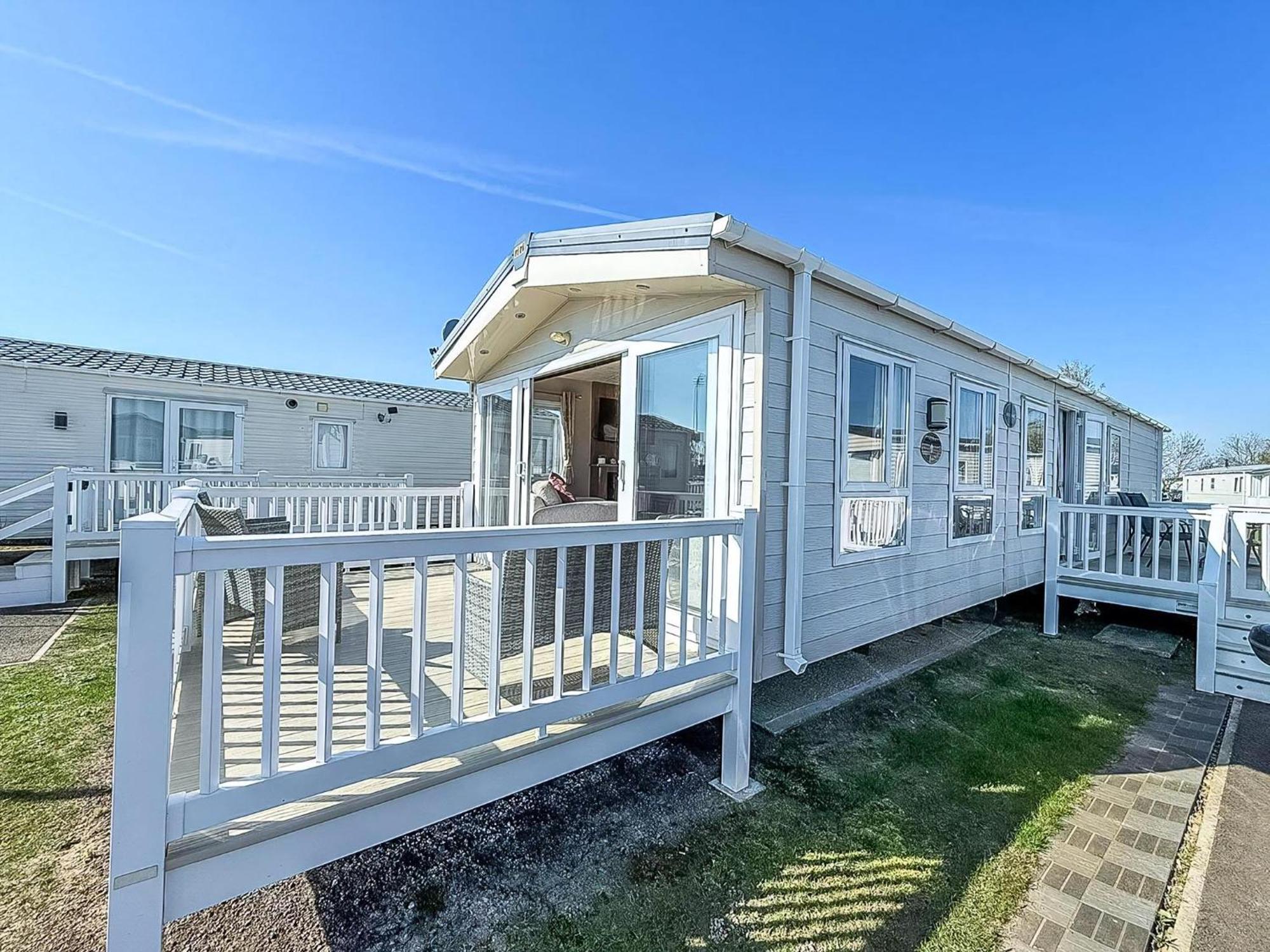 Beautiful Caravan With Decking Wifi At St Osyth Beach Holiday Park Ref 28077Dw Clacton-on-Sea Extérieur photo